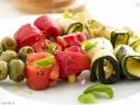Przepis na szaszłyki warzywne z papryką, cukinią i oliwkami 